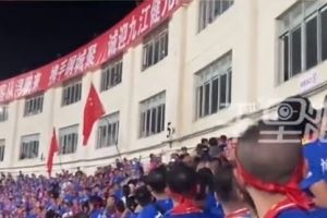 网传赣超球迷被扔水瓶砸伤,警方带走6人
