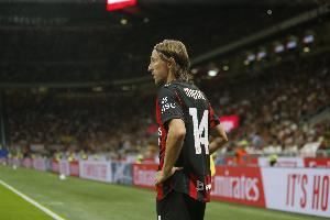 加利:魔笛热身时就在认真分析对手站位,球迷欢呼也没有让他分心