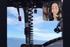 亚马尔与女友在克罗地亚度假,吐槽女友坐直升机5分钟就晕机