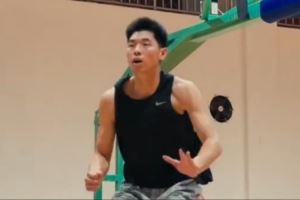 一步一个脚印!跑跳变向撸铁举重汗如雨下 崔永熙最新康复训练