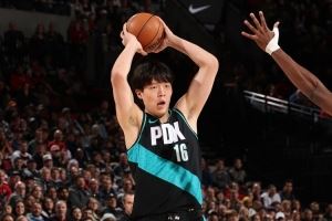 球队主持人：杨瀚森应该拿走比赛用球 他每次触球观众都会欢呼